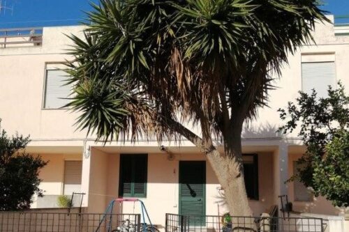 Casa indipendente da ristrutturare in Castrignano del Capo. Opportunità con potenziale di personalizzazione in zona ben servita.