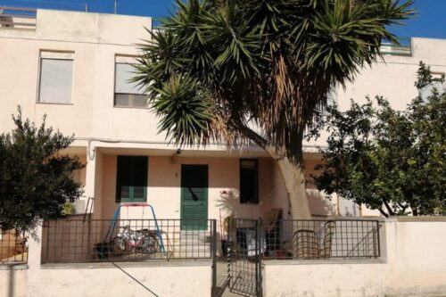 Casa indipendente da ristrutturare in Castrignano del Capo. Opportunità con potenziale di personalizzazione in zona ben servita.
