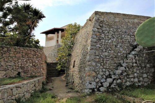 Villa da rifinire di 260 m² a Gagliano del Capo con vista mare, 3 camere, garage, taverna, cortile, terrazzo e terreno con liama rurale. Prezzo € 220.000.