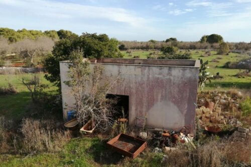 Terreno agricolo di 37.549 m² con tre pajare e locale deposito in Castrignano del Capo. Occasione per progetto rurale. Prezzo € 65.000.