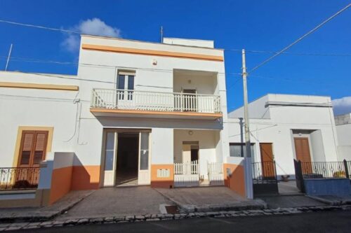 Two-level building of 260 m² in a central area of Castrignano del Capo. Ideal for residential or hospitality use. Strategic location, close to services. Price €155,000.