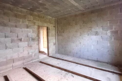 Fabbricato allo stato rustico con garage e giardino di 380 m² in zona centrale di Castrignano del Capo. Ottima occasione da trasformare. Prezzo € 110.000.
