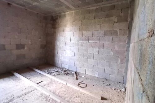 Fabbricato allo stato rustico con garage e giardino di 380 m² in zona centrale di Castrignano del Capo. Ottima occasione da trasformare. Prezzo € 110.000.