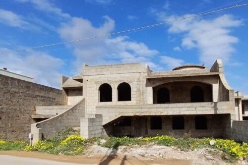 Fabbricato allo stato rustico con garage e giardino di 380 m² in zona centrale di Castrignano del Capo. Ottima occasione da trasformare. Prezzo € 110.000.