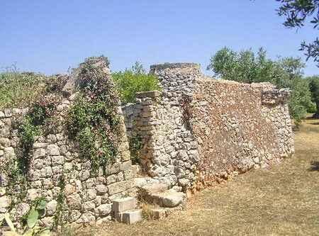 Antico fabbricato rurale di 80 m² da ristrutturare, con terreno agricolo di 1.318 m² a circa 1,5 km dal mare in zona “Volito”, Castrignano del Capo. Prezzo € 69.000.