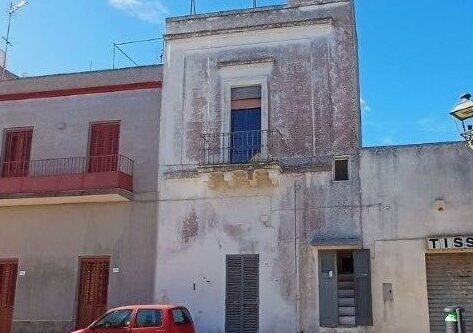 Antico fabbricato con volte a stella in centro a Castrignano del Capo – € 48.500