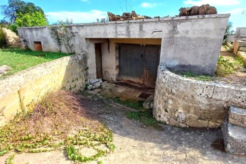 Fabbricato seminterrato di 180 m² con terreno agricolo di 6.125 m², cisterna e fabbricato rurale “pajara”. Situato a circa 600 m dall’abitato di Gagliano del Capo. Prezzo € 45.000.