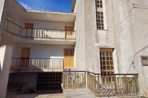 Fabbricato di circa 350 m² su tre livelli con giardino e garage nel frazione Arigliano di Gagliano del Capo. Ottima opportunità residenziale o ricettiva. Prezzo € 230.000.