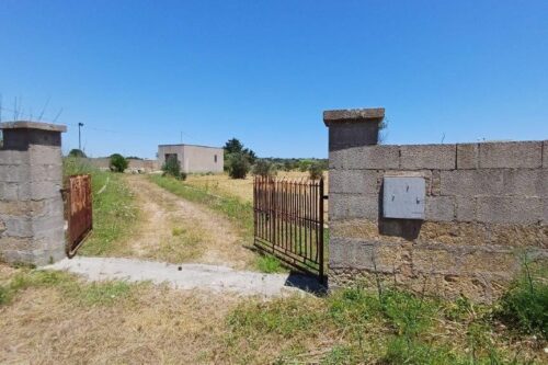 Locale deposito con terreno agricolo a Castrignano del Capo – € 57.000